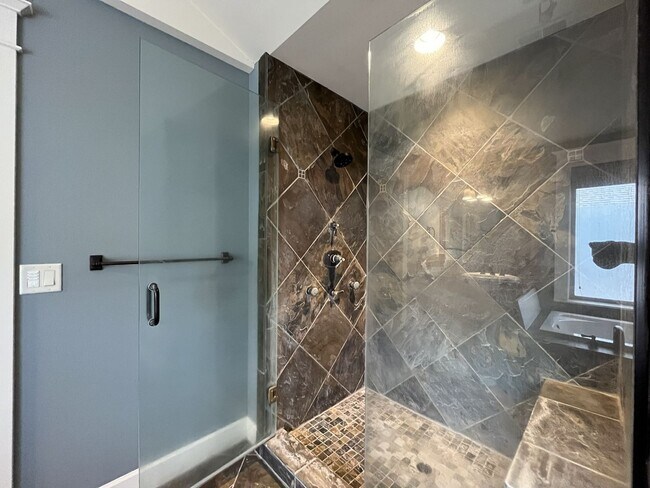 Building Photo - Luxury 5 Bedroom Home with Soaking Tub, Chef’s Kitchen & Expansive Primary Suite