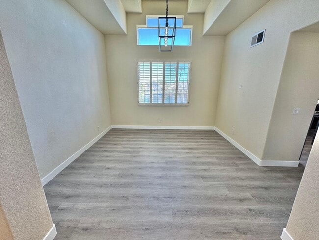 Building Photo - GORGEOUS 2 STORY SPACIOUS 4 BEDROOM HOUSE ...