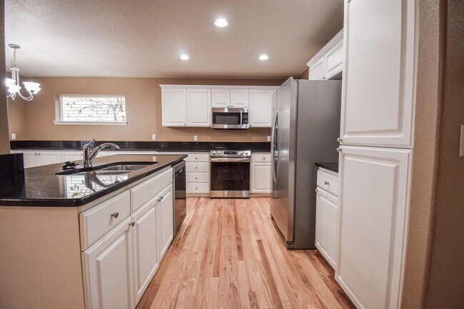 Building Photo - Move In Special!  $1000 Off!  Beautiful Spacious Home!