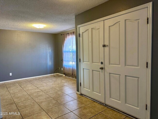 Building Photo - 2535 E Maryland Dr