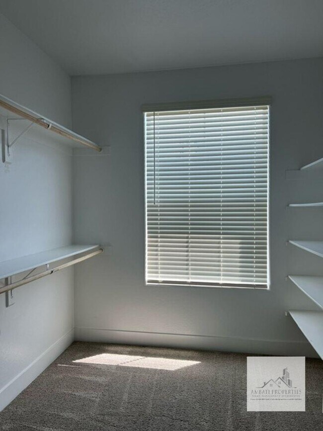 Building Photo - 2710 E Tamarind Dr