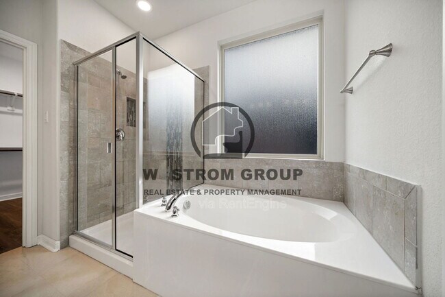 Building Photo - 1036 Cushing Dr