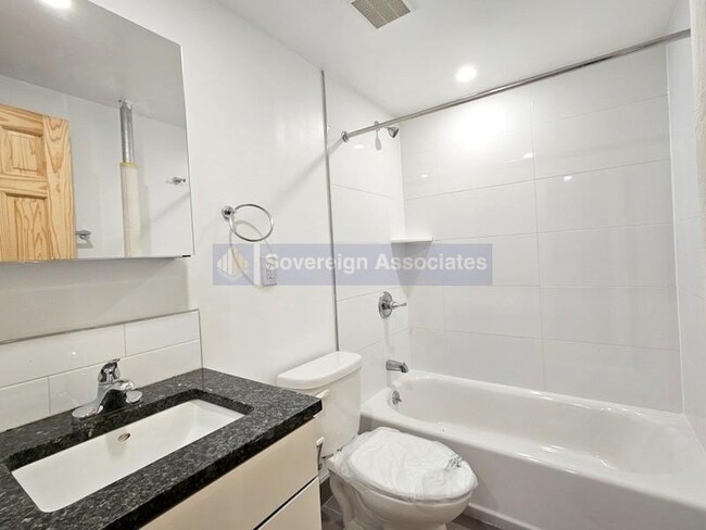 Building Photo - 3 bedroom in New York NY 10032