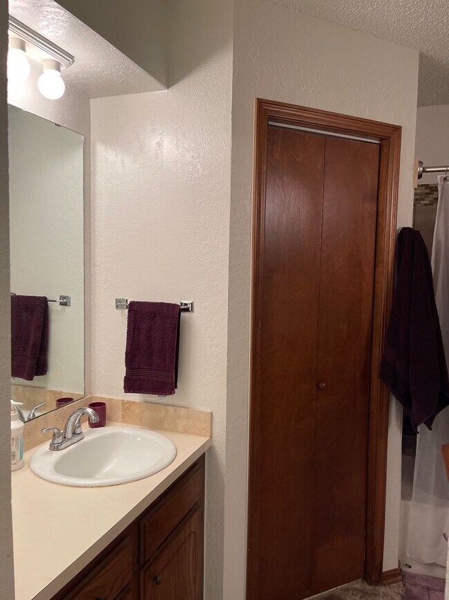 Building Photo - 3 bed 2 bath, 2 car, Moore Schools, fenced...