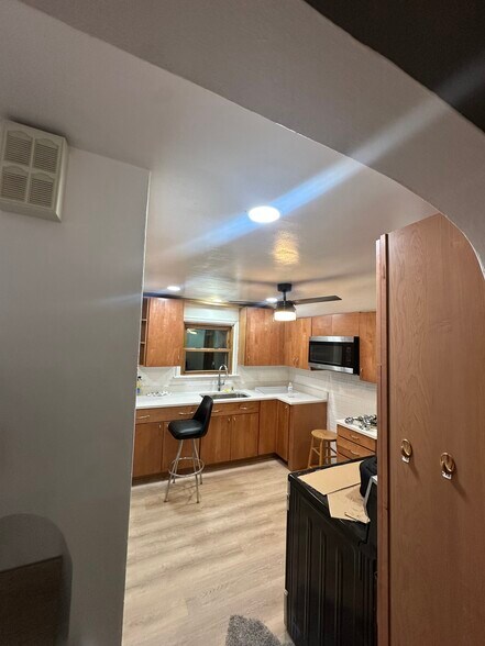 Building Photo - 6404 W Hayes Ave