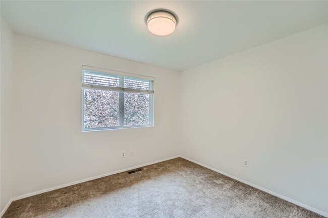 Building Photo - Amazing 4Bed/2.5Bath Home with Fully Fenced Backyard in Bellevue!
