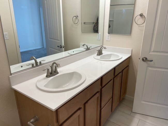 Building Photo - Townhome short drive to freeway. 3 bedroom 2 1/2 baths