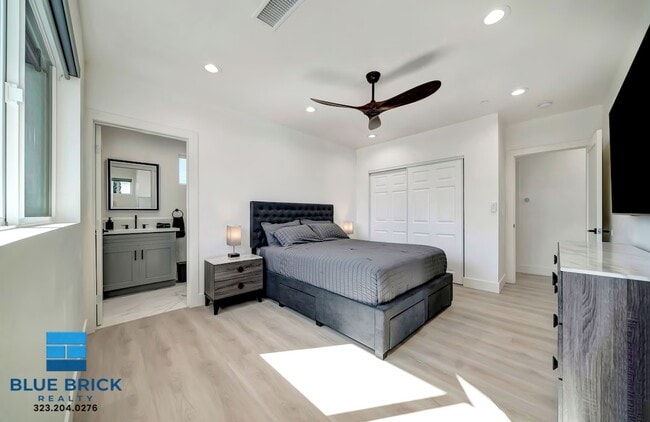 Building Photo - 5841 Vanalden Ave