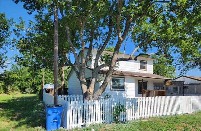 Building Photo - Beautiful house for Lease in Manor Downtow...