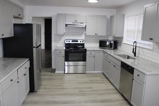 Building Photo - 12510 East 43rd St S