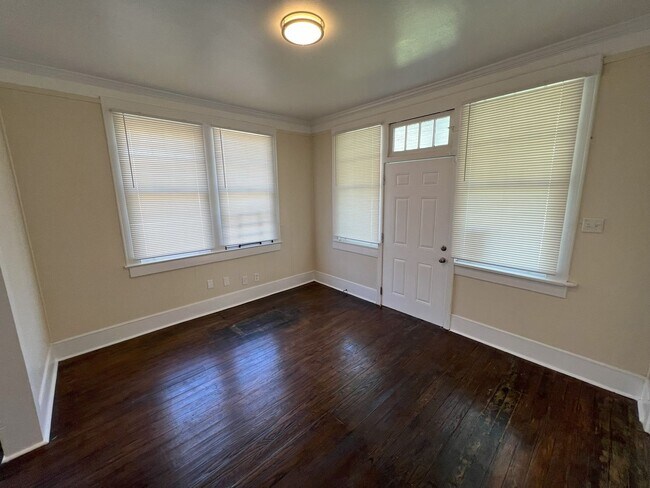 Building Photo - Charming 3-Bedroom Home Near Baton Rouge General Hospital!