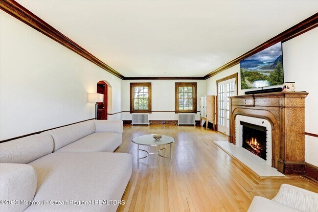 Building Photo - 570 N Edgemere Dr