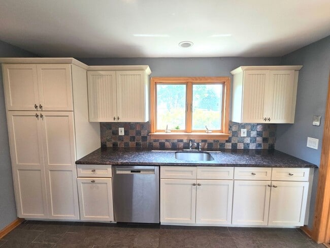 Building Photo - Amazing views overlooking the Raritan River! Commuter delight! Single family home with 2-bedroom,...