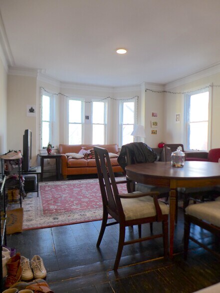 Building Photo - 828 Parker St