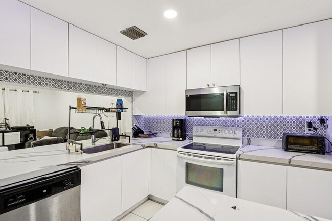 Building Photo - 5843 Woodlands Blvd