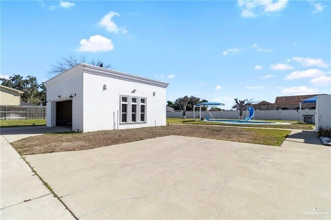 Building Photo - 4004 Persimmon Dr