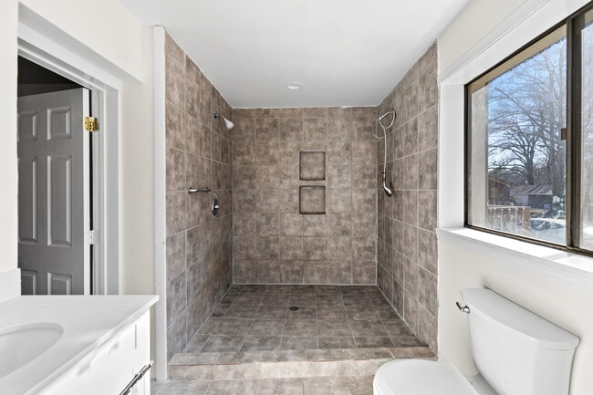 Building Photo - 128 Grandview Dr