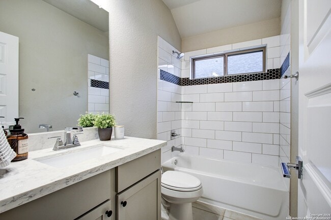 Building Photo - 1038 Cadogan Squire