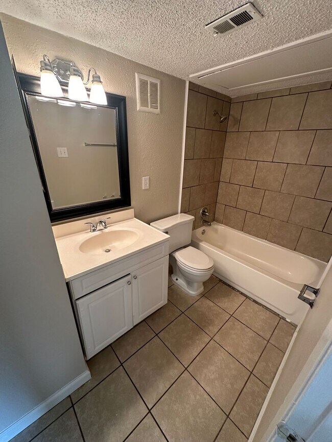 Building Photo - 1BD/1BA Townhouse located on the Germantow...