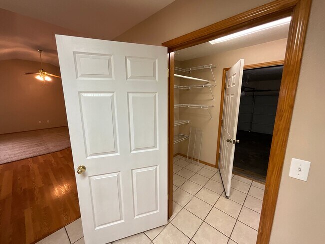 Building Photo - Beautiful Home on Private Setting