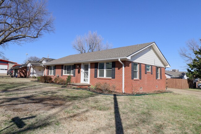 Building Photo - Updated 3 Bed / 1.5 Bath in Tulsa!