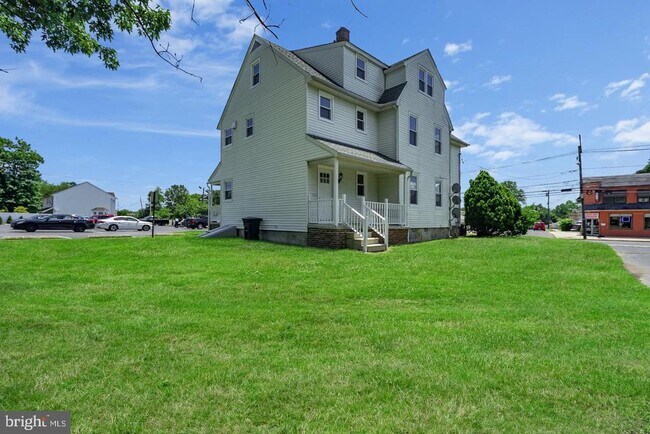 Building Photo - 121 E Browning Rd