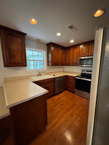 Building Photo - 224 Brookside Dr
