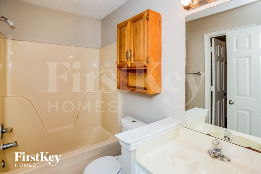 Building Photo - 4668 Amanda Oaks Cir S