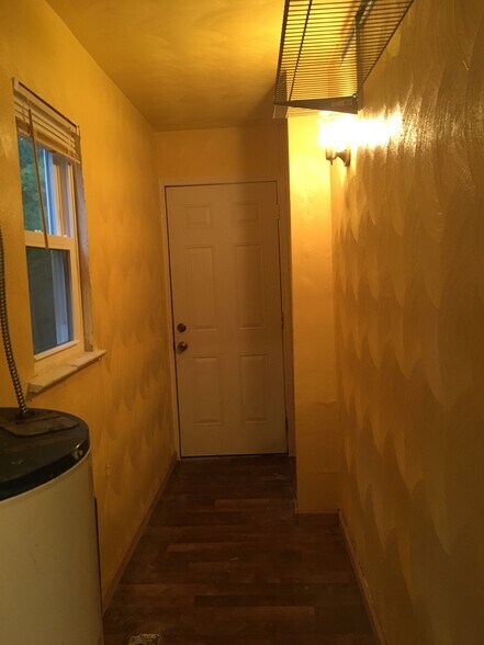 utility room - 827 W 37th St