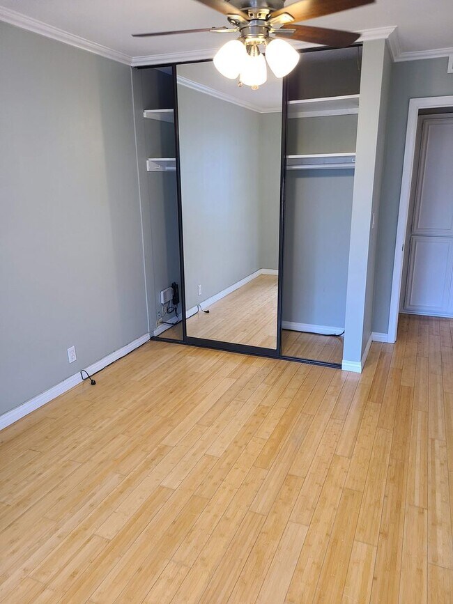 Building Photo - 1200