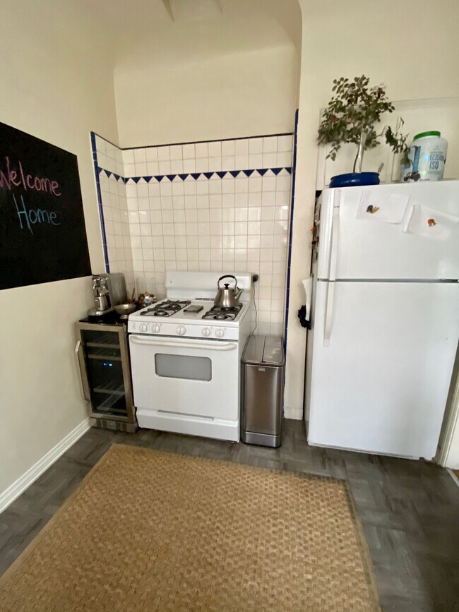 Kitchen - 112 N Kings Rd