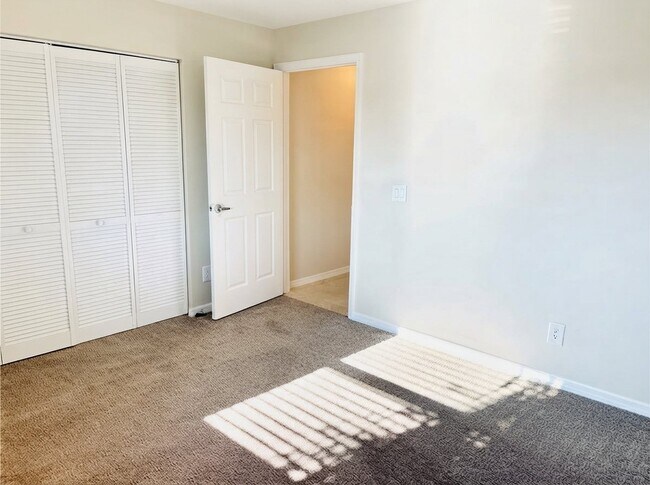 Building Photo - 600 E Lake Jasmine Cir