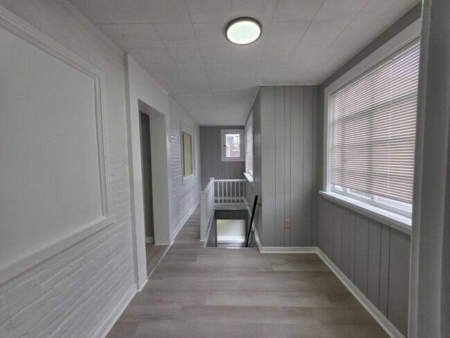 Building Photo - Newly Updated 3 bedroom 1 bathroom Apartment for Rent!