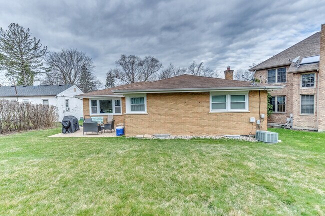 Building Photo - 645 Justina St