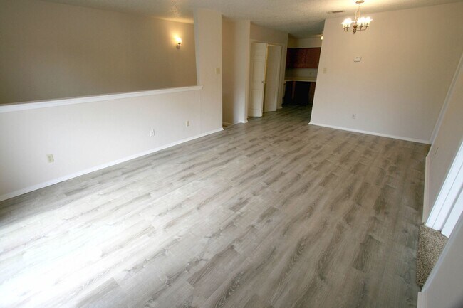 Building Photo - 1102 Spring Loop