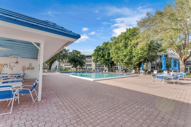 Building Photo - 3003 Portofino Isle