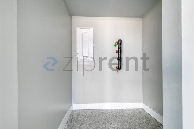 Building Photo - 1467 Hasse Ave