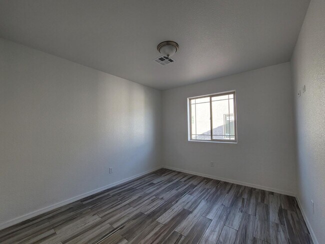 Building Photo - 8670 E 40th Ln