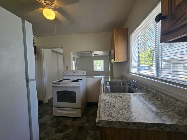 Building Photo - Cozy 2 Bed, 2 Bath Home with Parking Spaces and a Fenced Backyard!