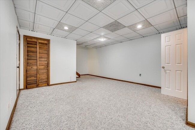 Building Photo - River Hills: 3 BR with 2 Full & 2 Half Baths
