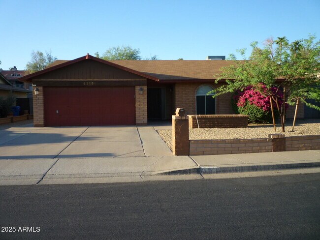 Primary Photo - 4216 W Willow Ave