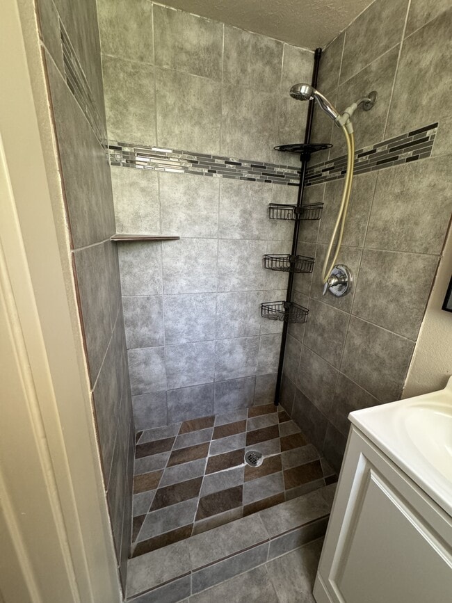 Building Photo - 1285 E 4th N