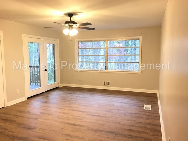 Building Photo - Great Brick Home with a Private Back Deck!