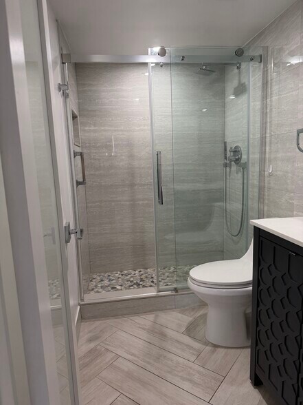 Master bathroom - 2500 NE 48th Ln