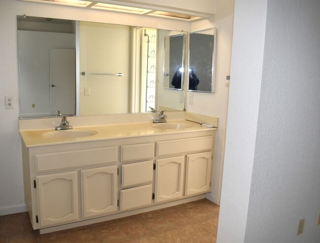 Building Photo - 9435 Soaring Oaks Dr