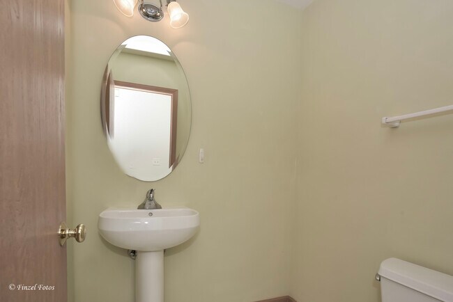 Building Photo - 923 Emerald Dr