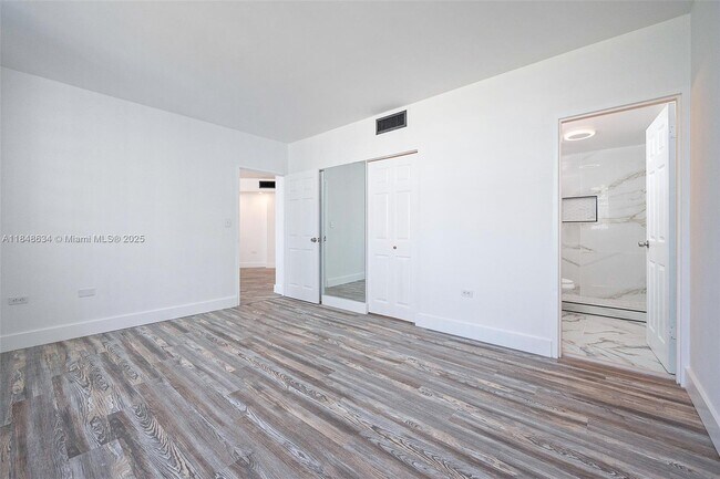Building Photo - 801 Brickell Bay Dr