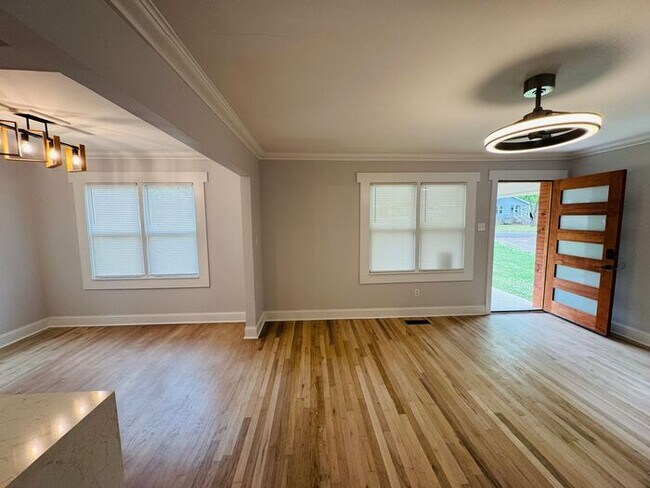 Building Photo - Adorable home minutes from everything