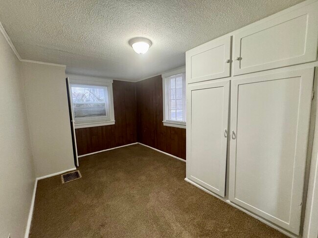 Building Photo - 1118 Ardmore Ave SW