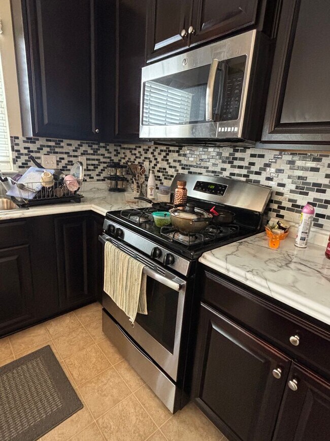 Building Photo - 3 Bedroom Townhome - Carnegie!